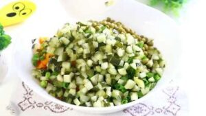 Солёные огурцы и консервированный горошек