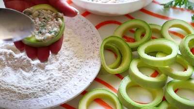 Жареные кабачки кольцами с фаршем на сковороде