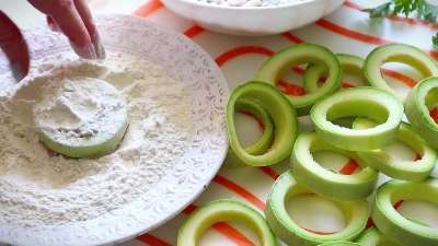 Жареные кабачки кольцами с фаршем на сковороде