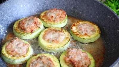 Жареные кабачки кольцами с фаршем на сковороде