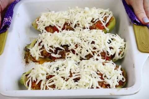 Кабачки лодочки с начинкой с сыром сверху