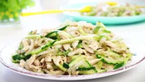 Салат "Стройняшка" с курицей и огурцами