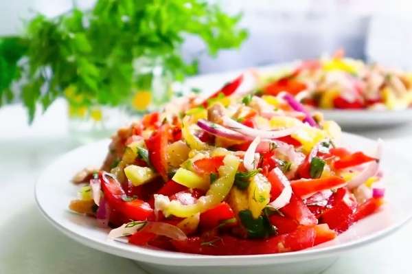 Салат с курицей,сливами, помидорами,перцем и луком