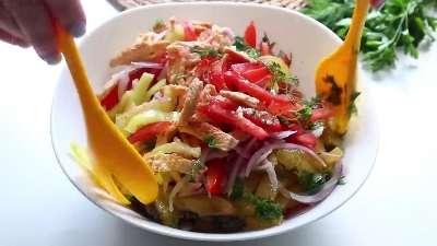 Салат "Диковинка": Сочный куриный салат с овощами и сливой