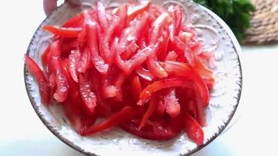 Салат "Диковинка": Сочный куриный салат с овощами и сливой