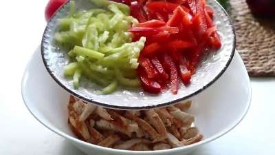 Салат "Диковинка": Сочный куриный салат с овощами и сливой