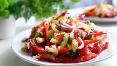 Салат "Диковинка": Сочный куриный салат с овощами и сливой