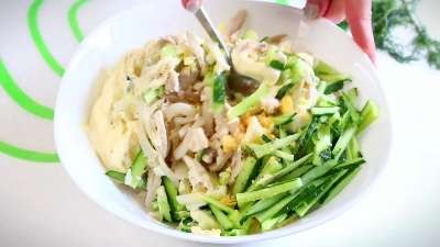 Салат "Ни рыба, ни мясо" с кальмарами и курицей