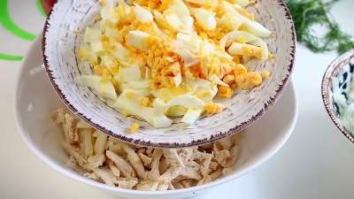 Салат "Ни рыба, ни мясо" с кальмарами и курицей