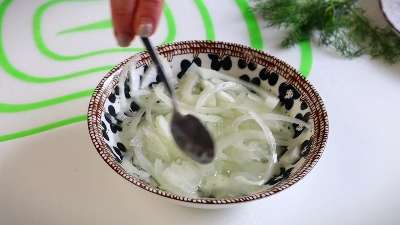 Салат "Ни рыба, ни мясо" с кальмарами и курицей
