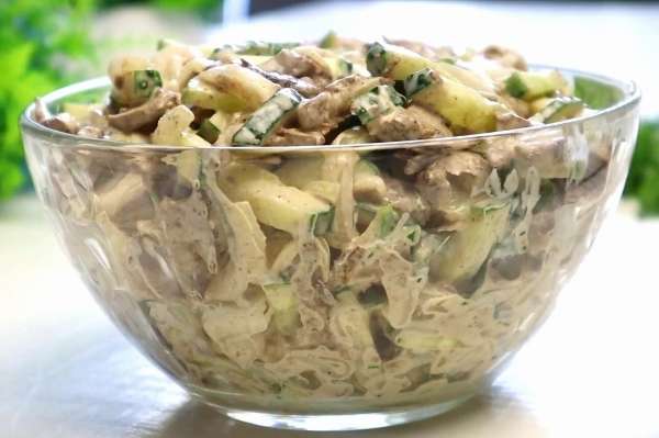 Салат с печенью и огурцами