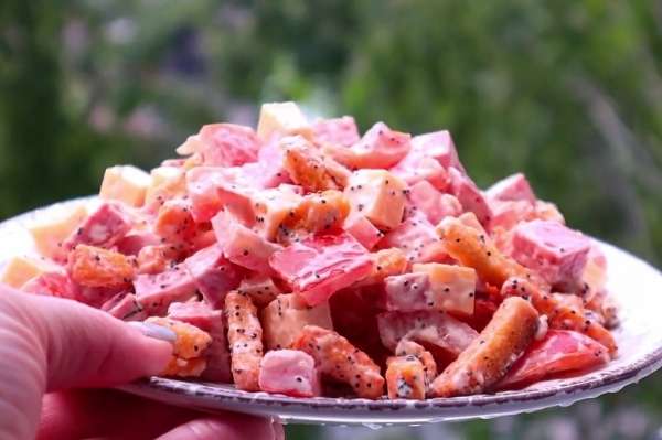 Салат"Радость мужчины": салат с сухариками, колбасой,сыром и помидорами