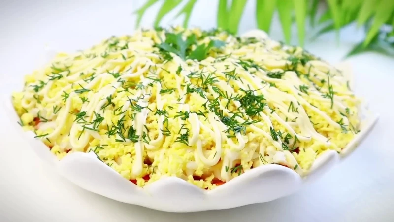 Салат ивушка с сардиной огурцом и яйцами