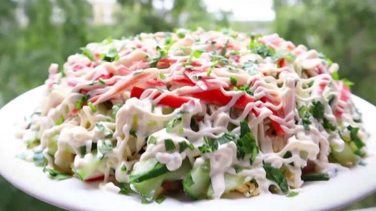 Салат Алёнка с крабовыми палочками и грибами