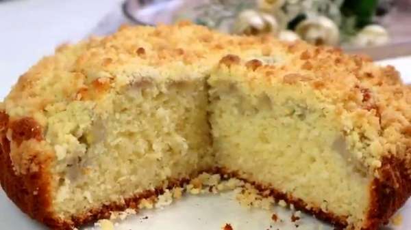 Банановый пирог с крошкой и кокосовой стружкой