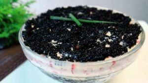 Салат Чёрное Море с крабовыми палочками морской капустой и рисом
