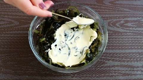 Салат 'Чёрное море': крабовые палочки, рис и морская капуста