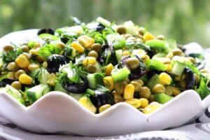 Салат Бразильянка с кукурузой горошком и сладким перцем