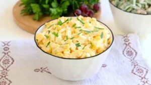 Салат из консервированной кукурузы с сыром и яйцами