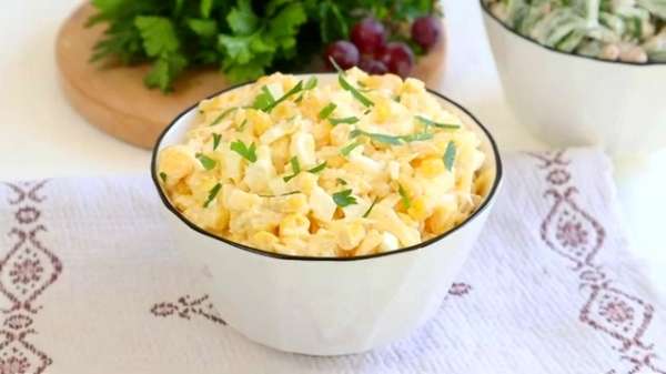 Салат из консервированной кукурузы с сыром и яйцами