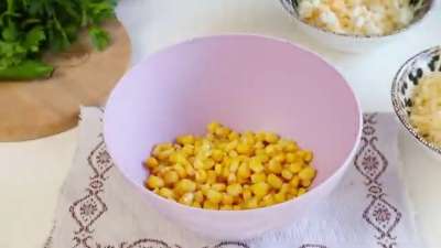 Праздничный салат на скорую руку: кукуруза, сыр и яйца