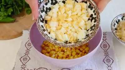 Праздничный салат на скорую руку: кукуруза, сыр и яйца