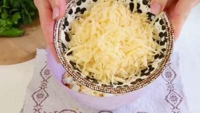 Праздничный салат на скорую руку: кукуруза, сыр и яйца