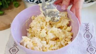 Праздничный салат на скорую руку: кукуруза, сыр и яйца