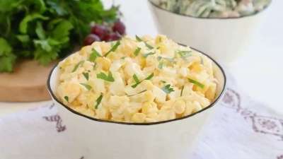 Праздничный салат на скорую руку: кукуруза, сыр и яйца
