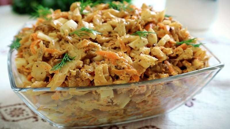 Рыбный салат с яйцами морковью и жареным луком