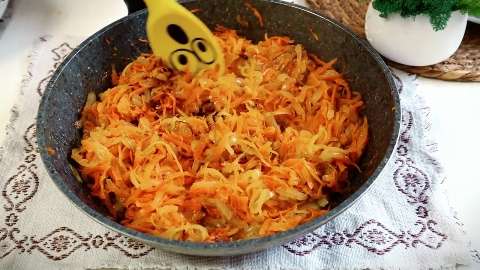 Рыбный салат из минтая с яйцами , морковью и жареным луком
