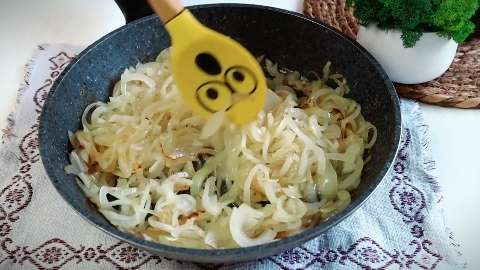 Рыбный салат из минтая с яйцами , морковью и жареным луком