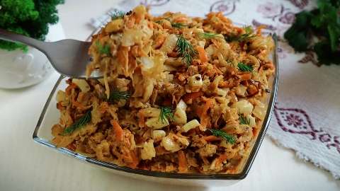 Рыбный салат из минтая с яйцами , морковью и жареным луком