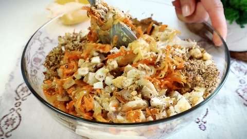Рыбный салат из минтая с яйцами , морковью и жареным луком