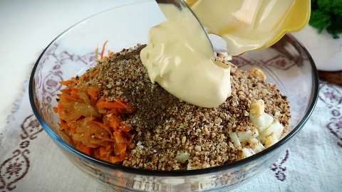 Рыбный салат из минтая с яйцами , морковью и жареным луком