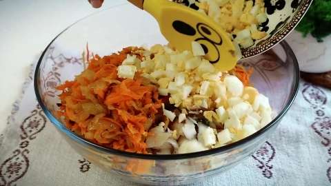 Рыбный салат из минтая с яйцами , морковью и жареным луком