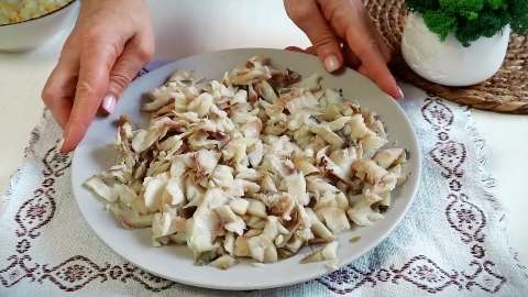 Рыбный салат из минтая с яйцами , морковью и жареным луком