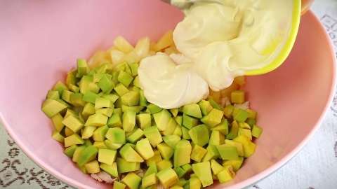 "Галя Балованная": Салат с авокадо курицей и ананасом