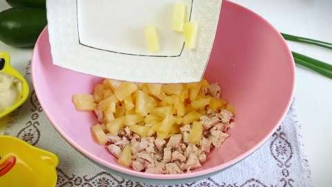 "Галя Балованная": Салат с авокадо курицей и ананасом