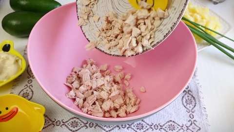 "Галя Балованная": Салат с авокадо курицей и ананасом