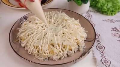 "Джулия" : Салат из свеклы, курицы и соленых огурцов