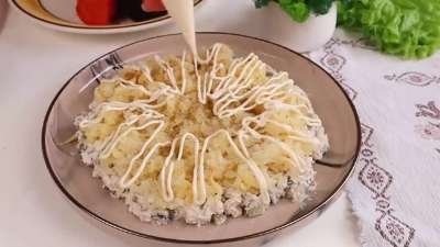 "Джулия" : Салат из свеклы, курицы и соленых огурцов
