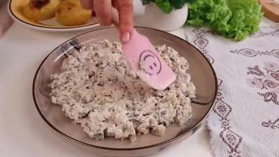 "Джулия" : Салат из свеклы, курицы и соленых огурцов
