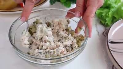 "Джулия" : Салат из свеклы, курицы и соленых огурцов