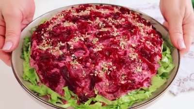 "Джулия" : Салат из свеклы, курицы и соленых огурцов