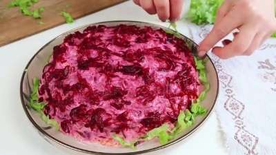 "Джулия" : Салат из свеклы, курицы и соленых огурцов