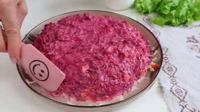 "Джулия" : Салат из свеклы, курицы и соленых огурцов
