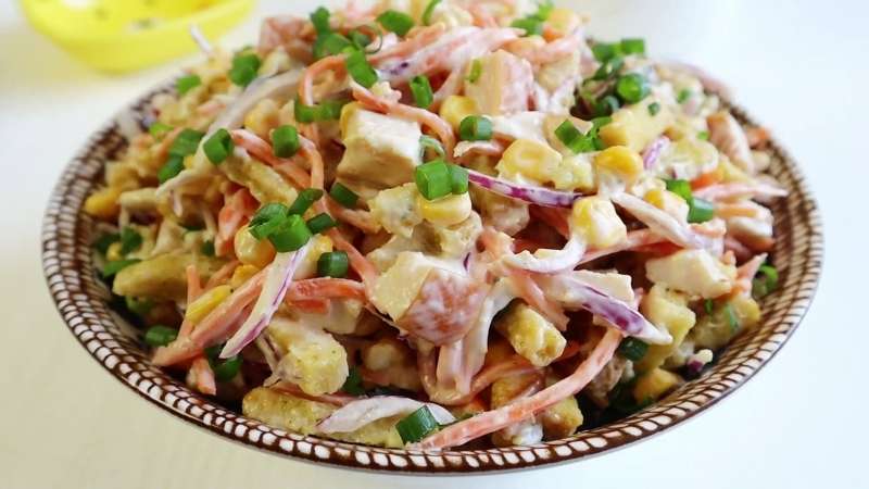 Быстрый салат “Карусель” за 5 минут: с копчёной курицей, корейский морковью и сухариками