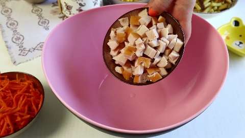 Быстрый салат "Карусель" за 5 минут: с копчёной курицей, корейский морковью и сухариками 2 Быстрый салат "Карусель" за 5 минут: с копчёной курицей, корейский морковью и сухариками