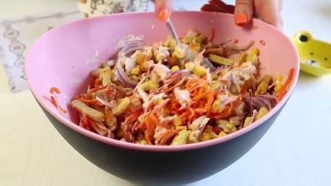 Быстрый салат "Карусель" за 5 минут: с копчёной курицей, корейский морковью и сухариками 7 Быстрый салат "Карусель" за 5 минут: с копчёной курицей, корейский морковью и сухариками